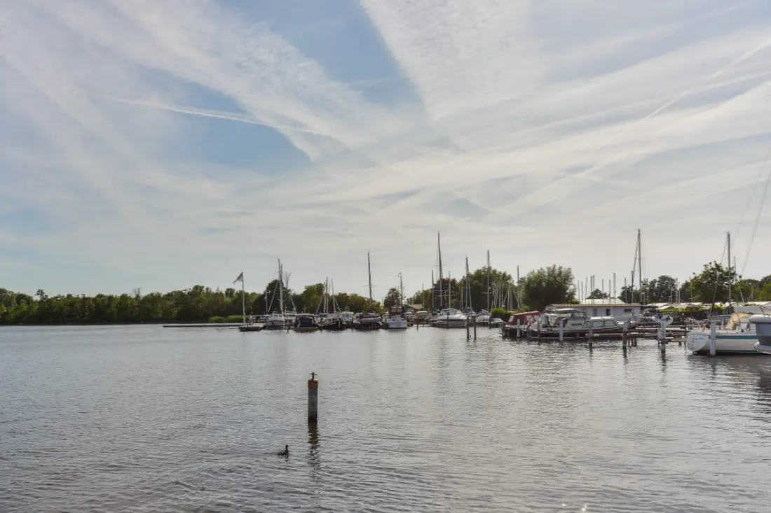 Fényes és kényelmes házboat