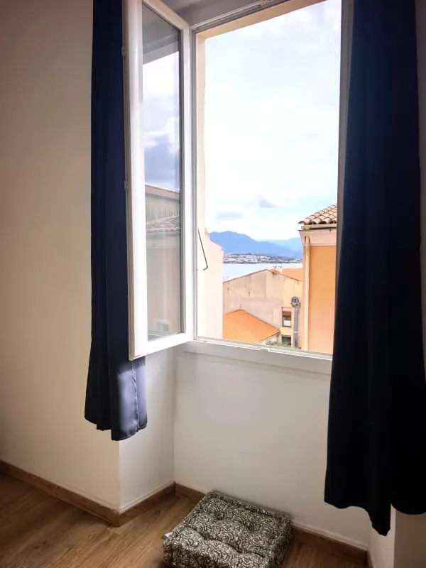 Tágas Cocoon közel a strandhoz