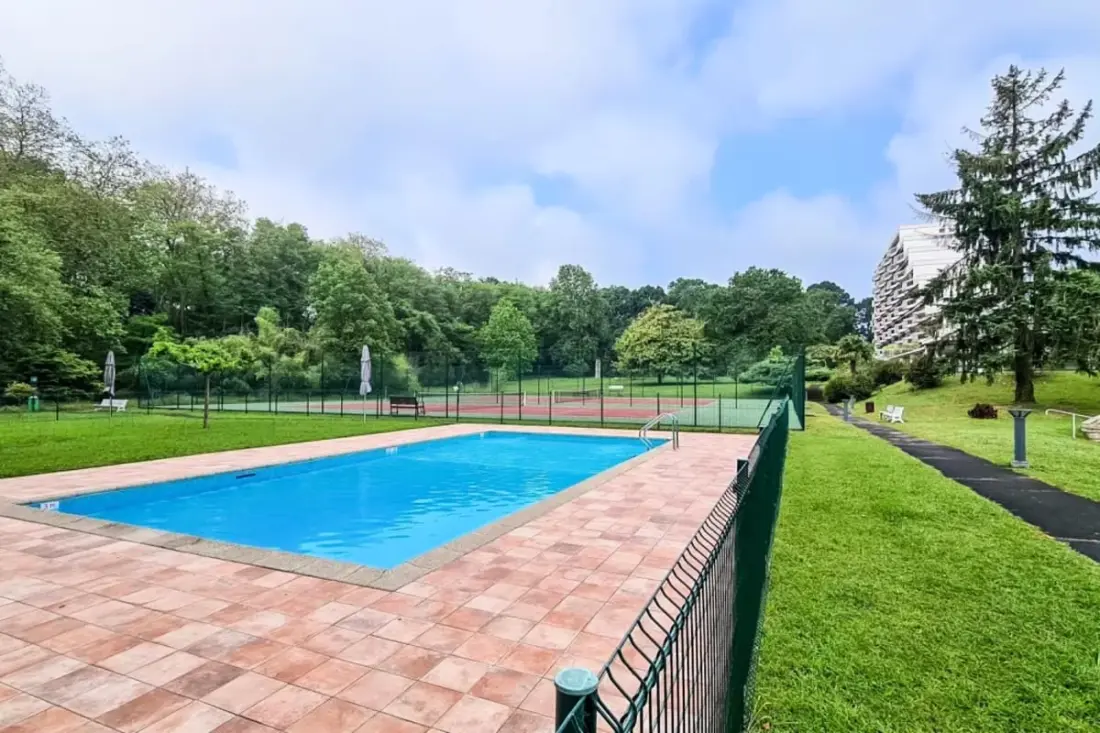 Stúdió Pool & Tennis Biarritzban