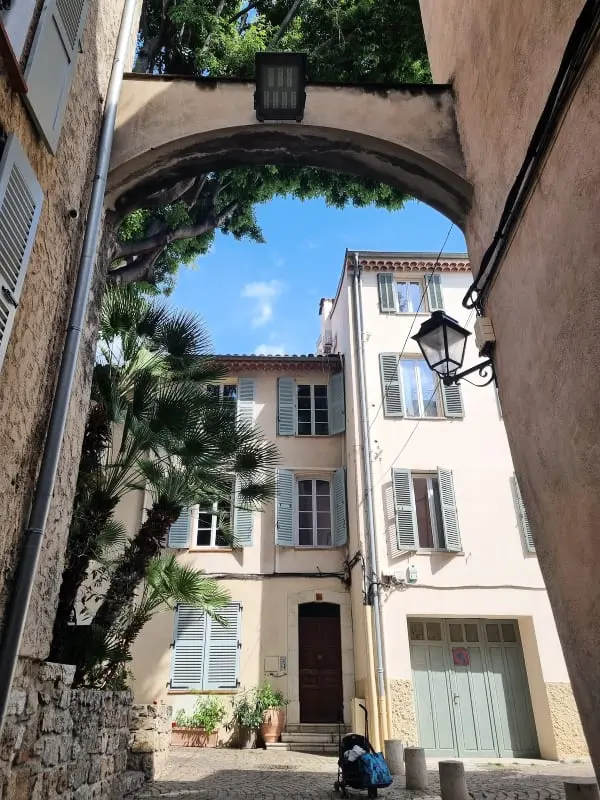 06an - Mooi appartement Au Coeur Du Vieil Antibes