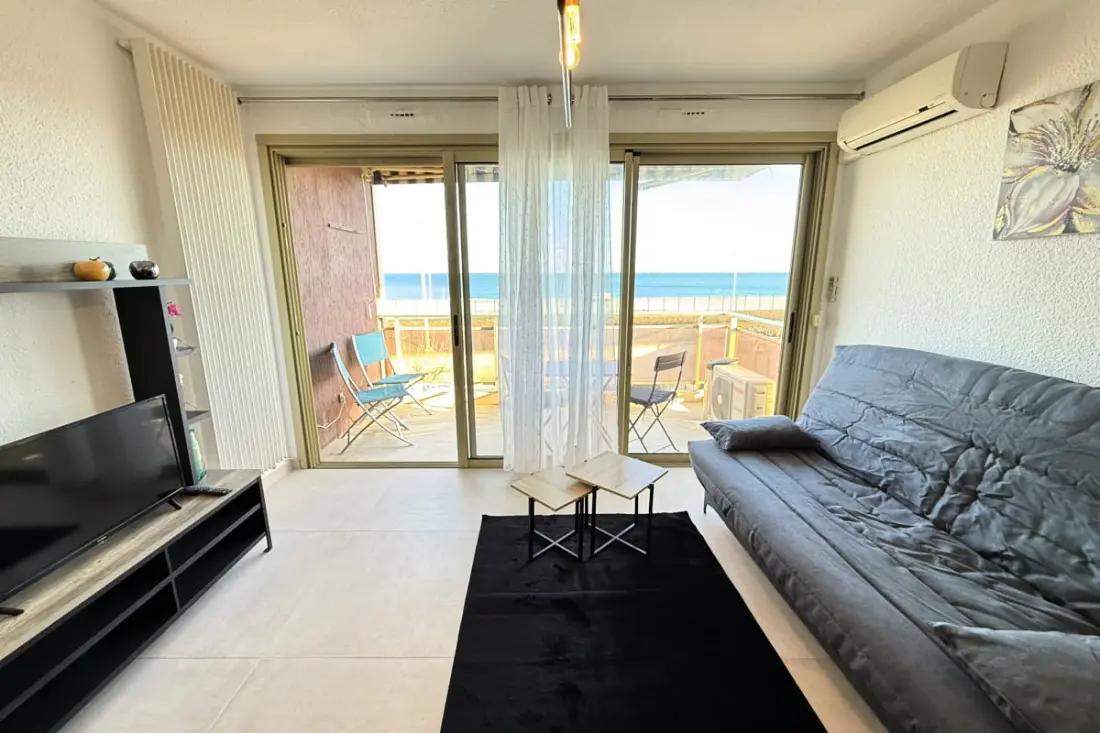 06 do : Prachtige studio gerenoveerd met uitzicht op de zee