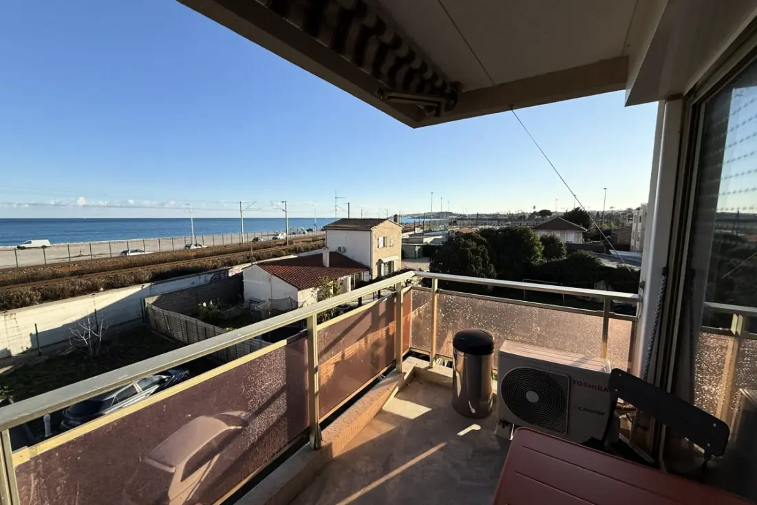 06 do : Prachtige studio gerenoveerd met uitzicht op de zee