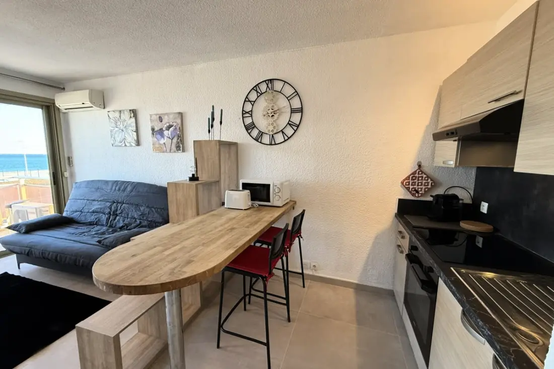 06 do : Prachtige studio gerenoveerd met uitzicht op de zee