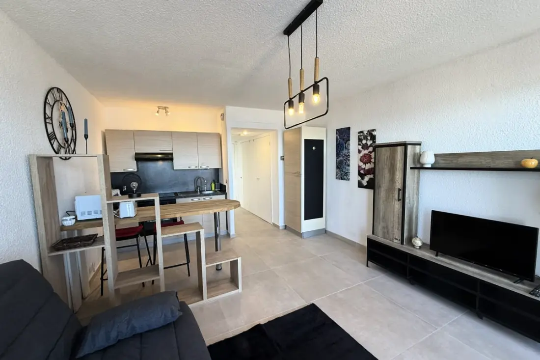 06 do : Prachtige studio gerenoveerd met uitzicht op de zee