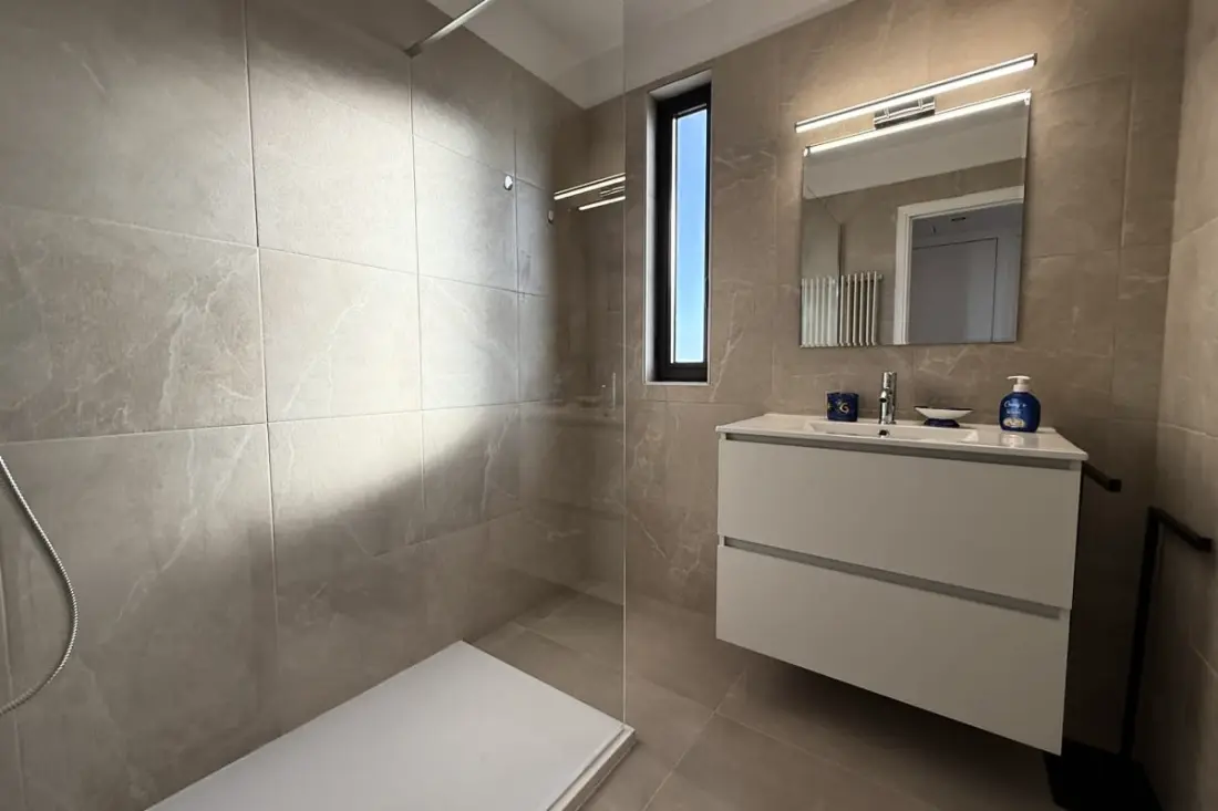 06 do : Prachtige studio gerenoveerd met uitzicht op de zee