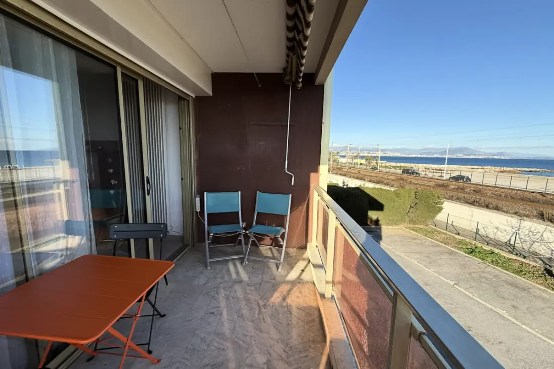06 do : Prachtige studio gerenoveerd met uitzicht op de zee