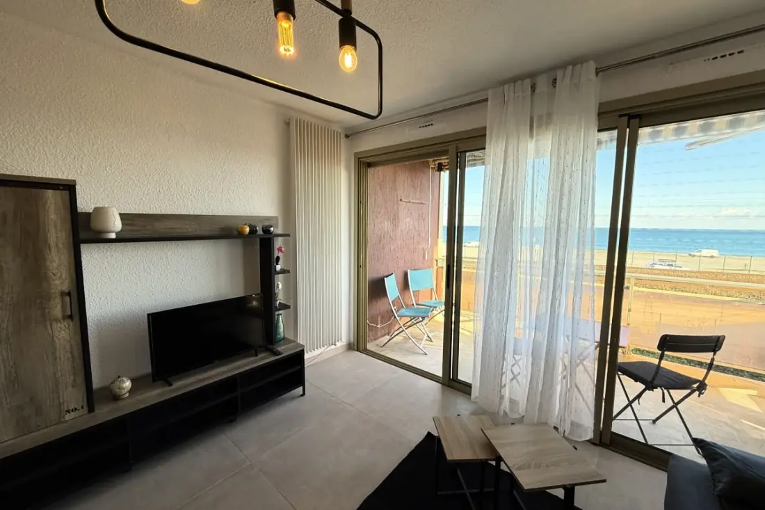 06 do : Prachtige studio gerenoveerd met uitzicht op de zee