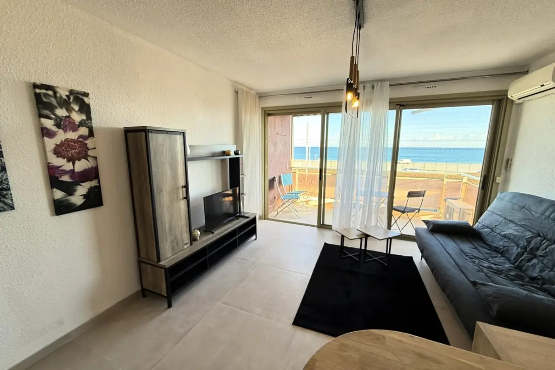 06 do : Prachtige studio gerenoveerd met uitzicht op de zee