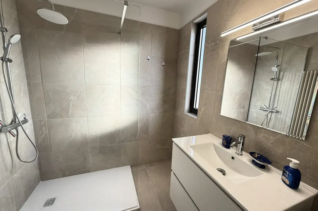 06 do : Prachtige studio gerenoveerd met uitzicht op de zee