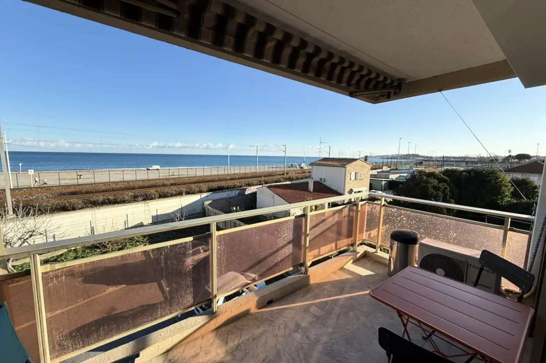 06 do : Prachtige studio gerenoveerd met uitzicht op de zee