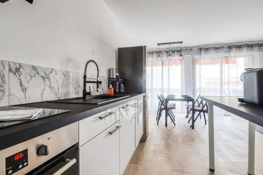Lichtgevende appartement met Antibes Uitzicht