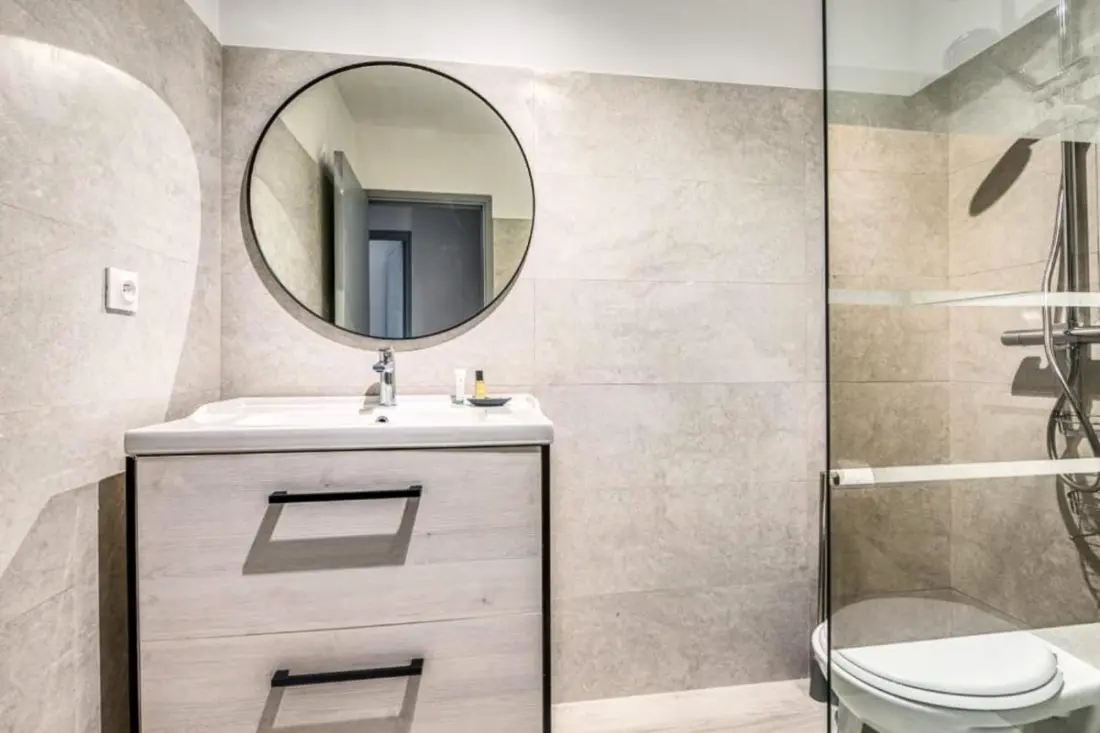 Lichtgevende appartement met Antibes Uitzicht