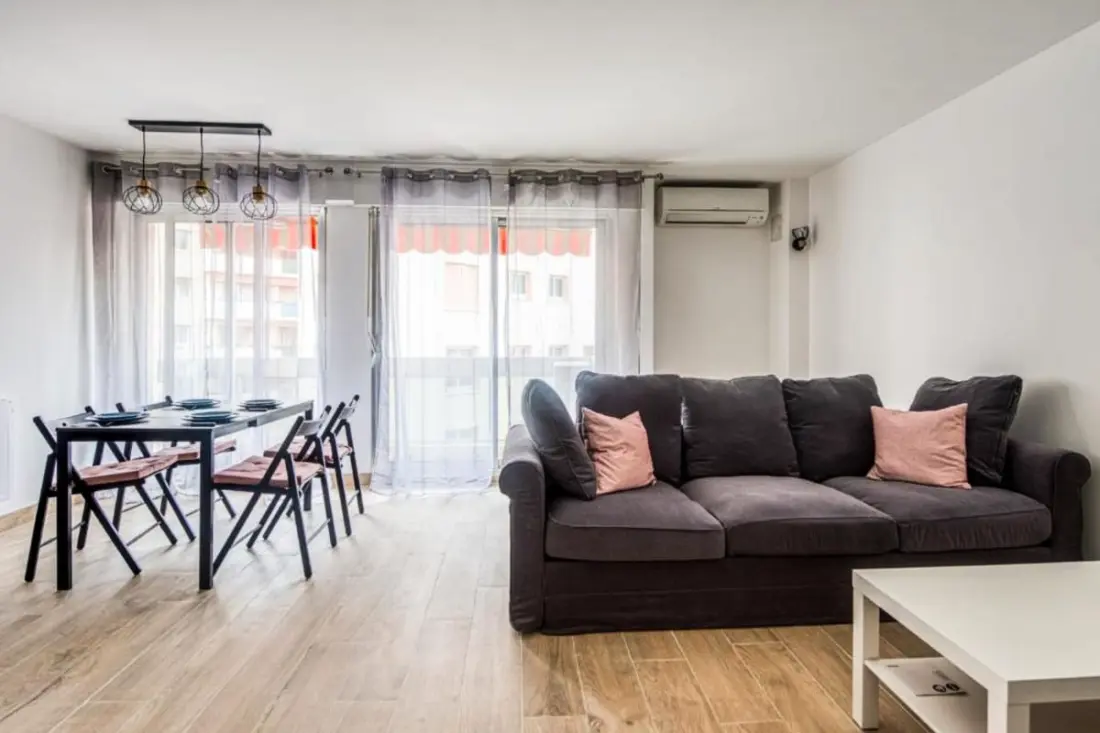 Lichtgevende appartement met Antibes Uitzicht