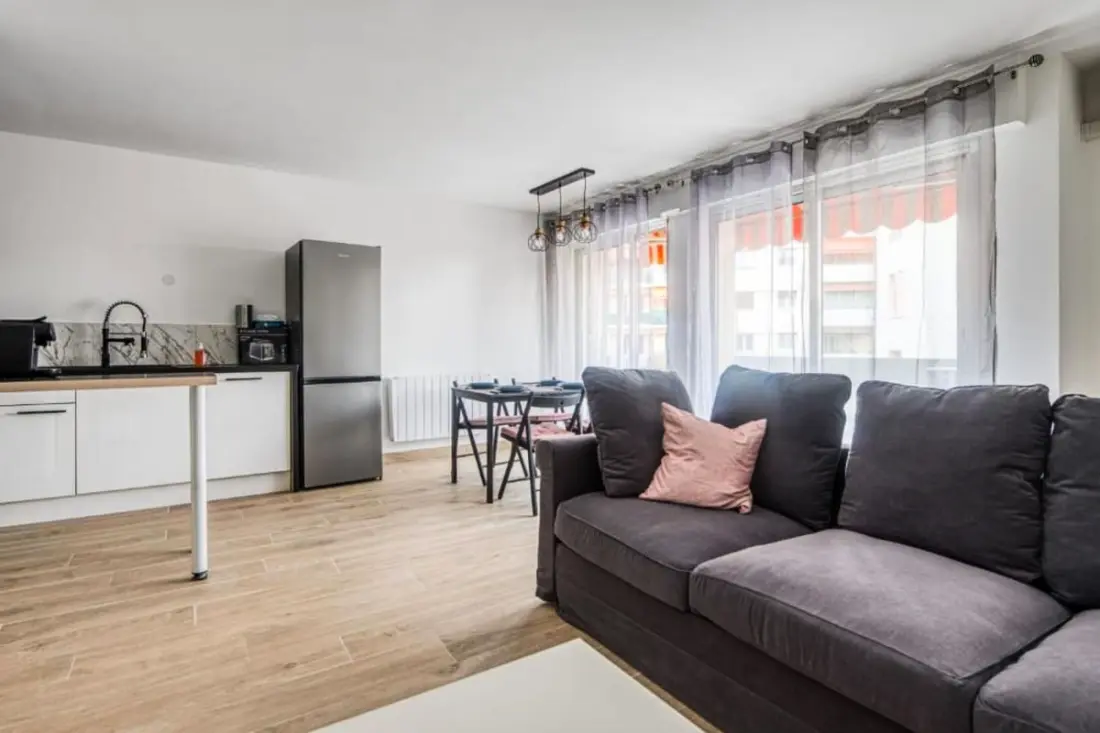 Lichtgevende appartement met Antibes Uitzicht