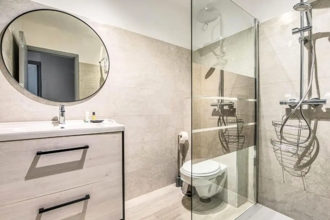Lichtgevende appartement met Antibes Uitzicht