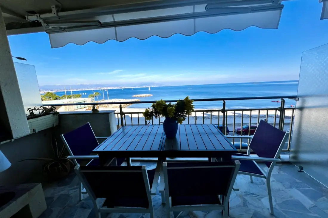 Residence 2 kamers zeefront in La Salis, Antibes, met terras en parkeergelegenheid