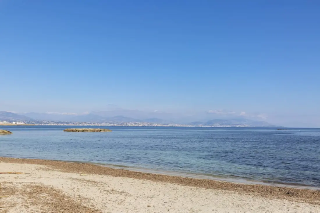 Residence 2 kamers zeefront in La Salis, Antibes, met terras en parkeergelegenheid