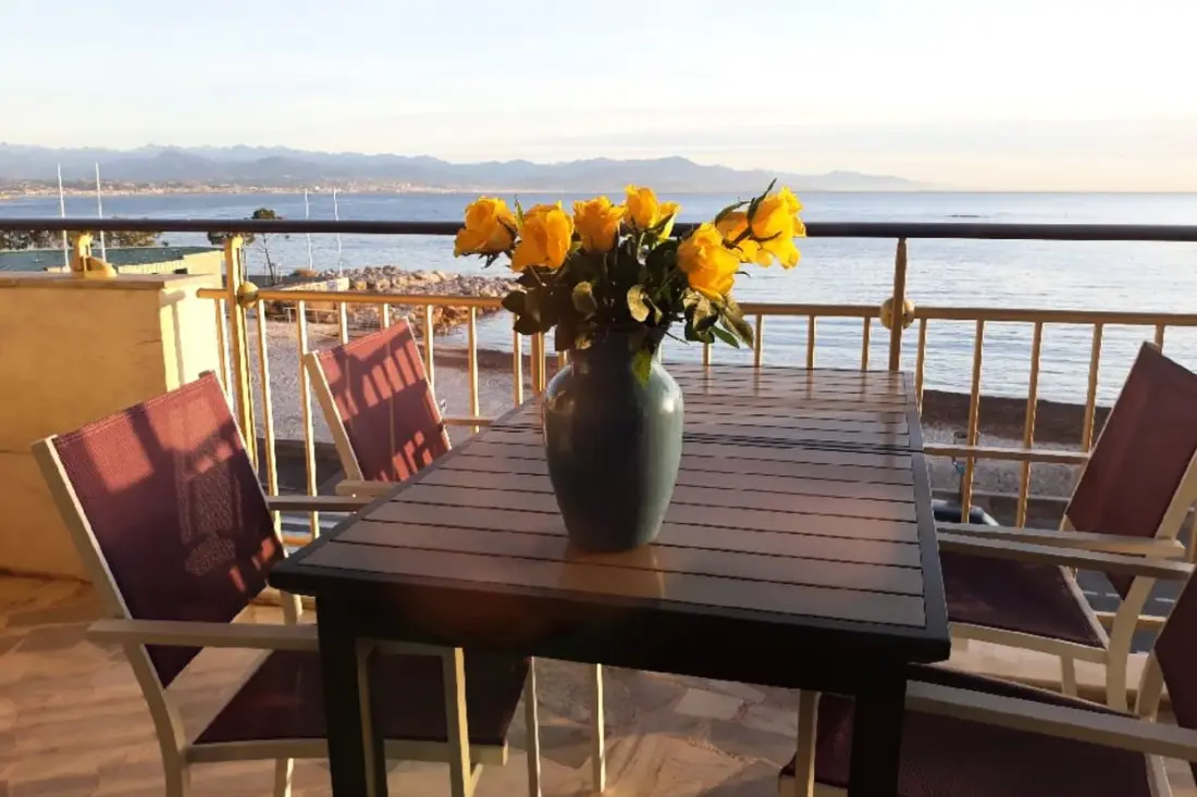 Residence 2 kamers zeefront in La Salis, Antibes, met terras en parkeergelegenheid