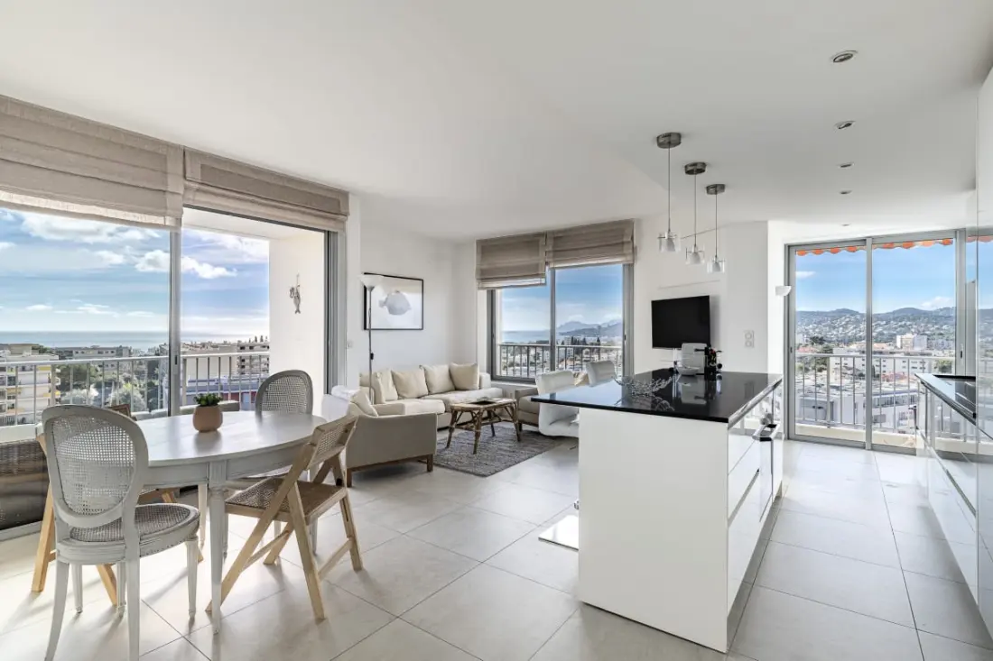Appartement met Zwembad en Uitzicht op Zee