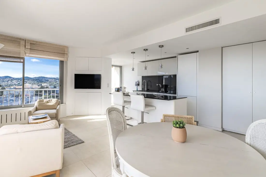 Appartement met Zwembad en Uitzicht op Zee