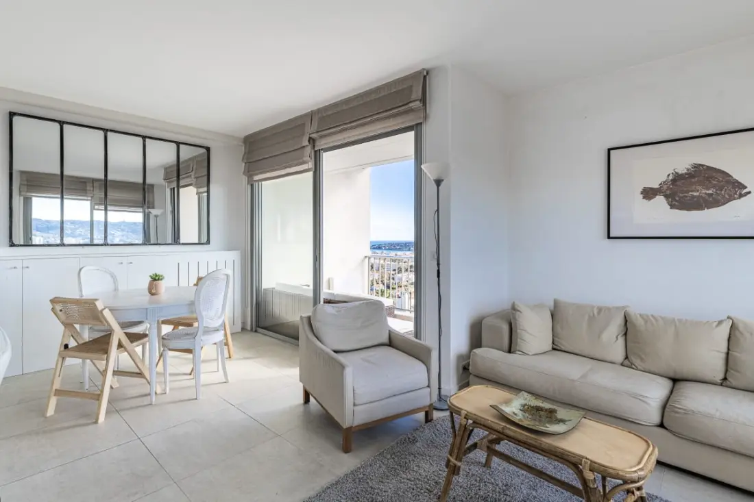 Appartement met Zwembad en Uitzicht op Zee