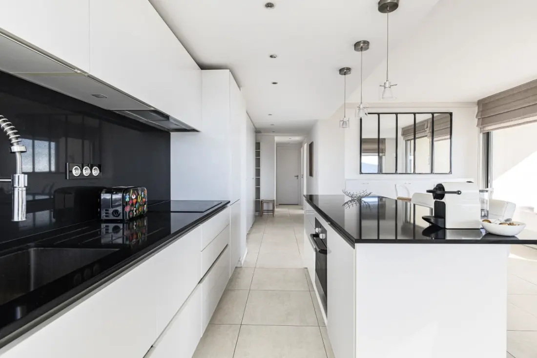 Appartement met Zwembad en Uitzicht op Zee