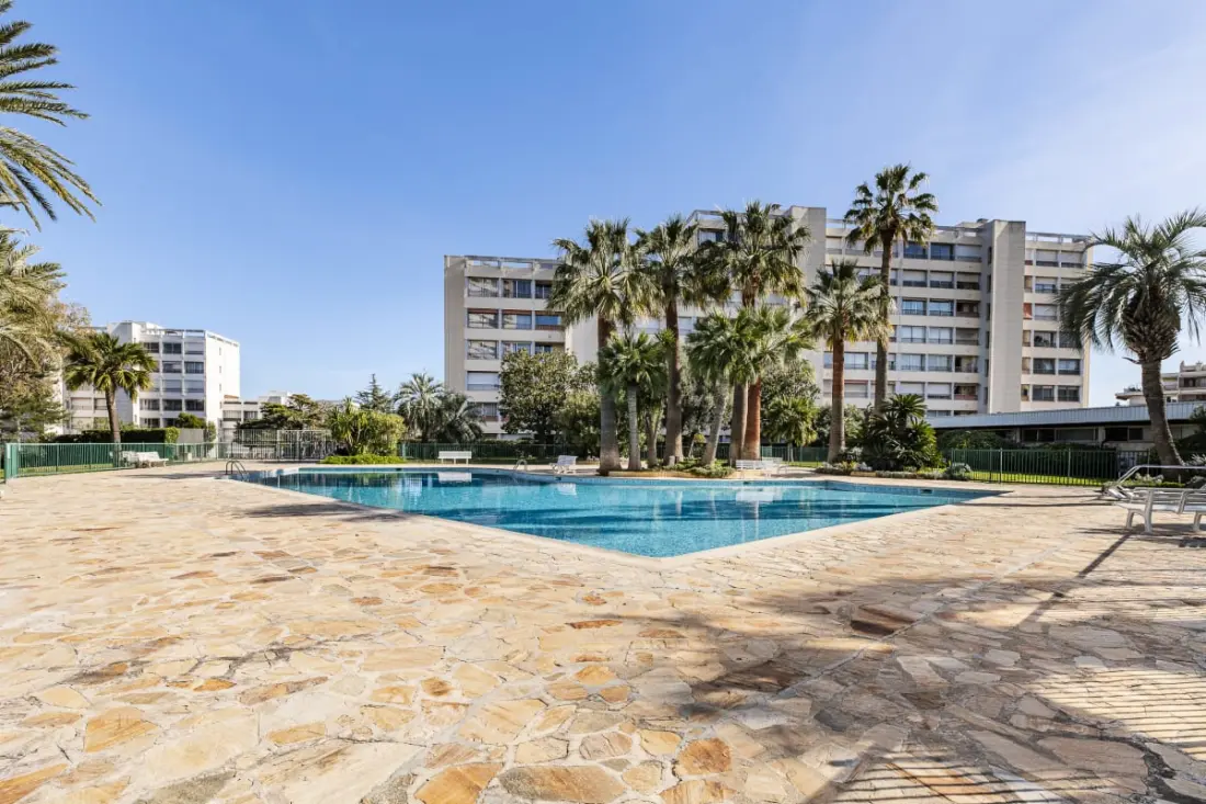 Appartement met Zwembad en Uitzicht op Zee