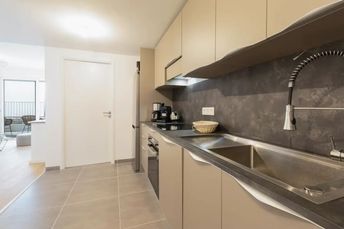 Residence Reibaud 1 T3 Ac, Parkolás és úszómedence