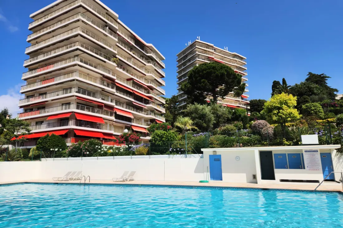 Prachtig. 3p Residence met uitzicht op zee, balkon en zwembad