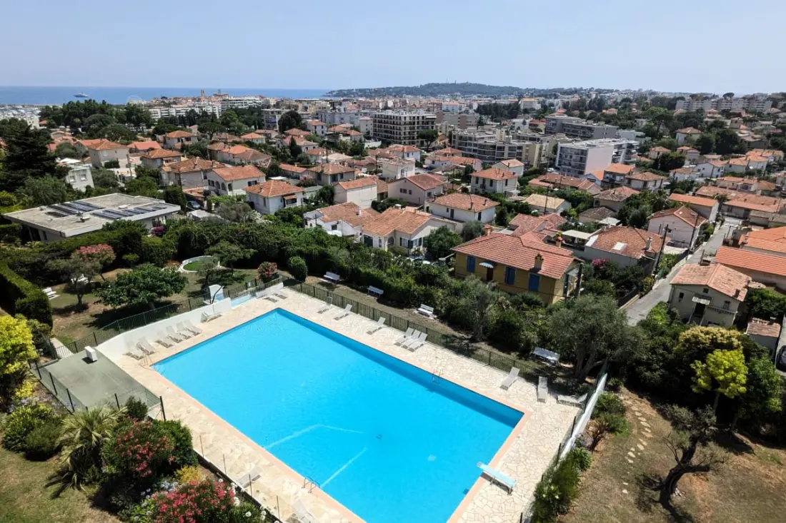 Prachtig. 3p Residence met uitzicht op zee, balkon en zwembad