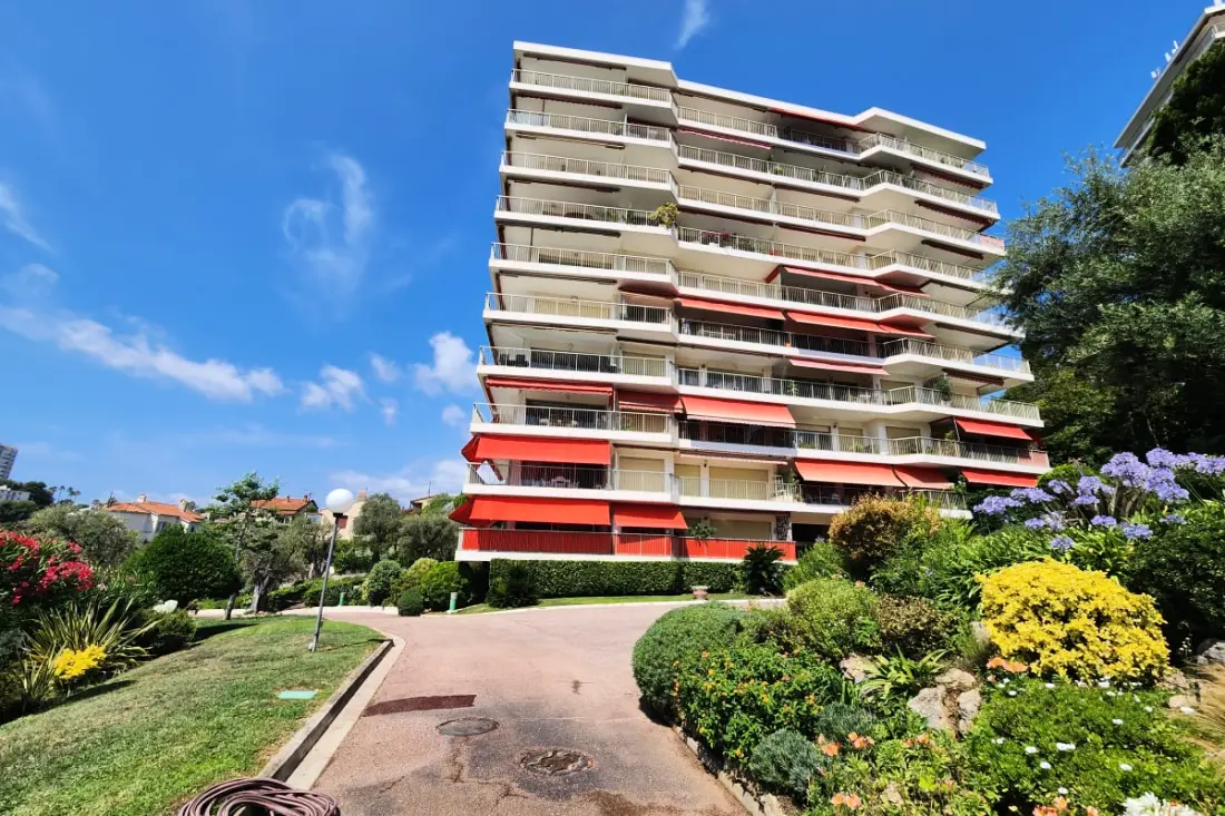 Prachtig. 3p Residence met uitzicht op zee, balkon en zwembad