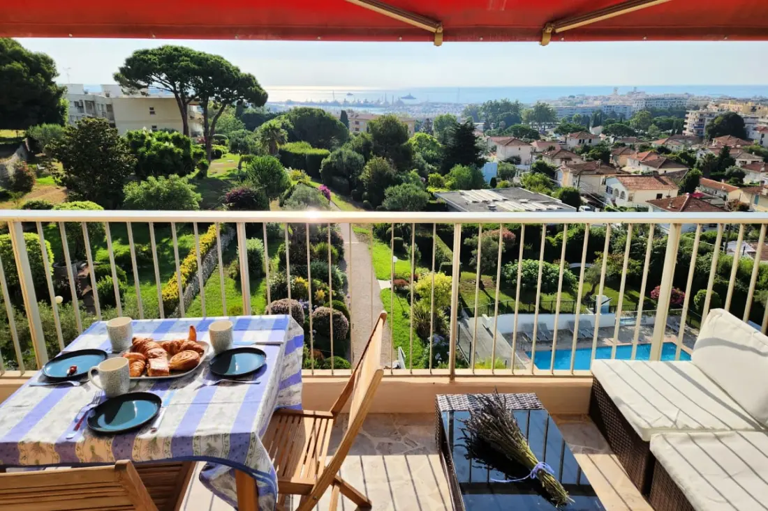 Prachtig. 3p Residence met uitzicht op zee, balkon en zwembad
