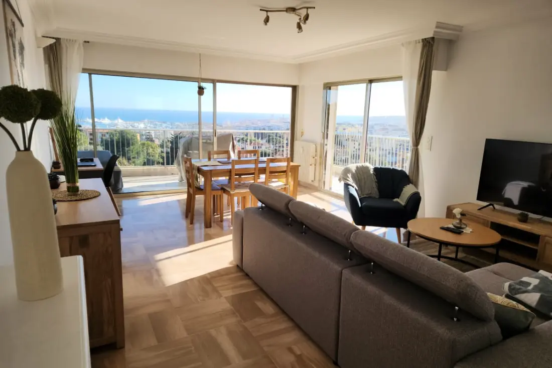 Prachtig. 3p Residence met uitzicht op zee, balkon en zwembad