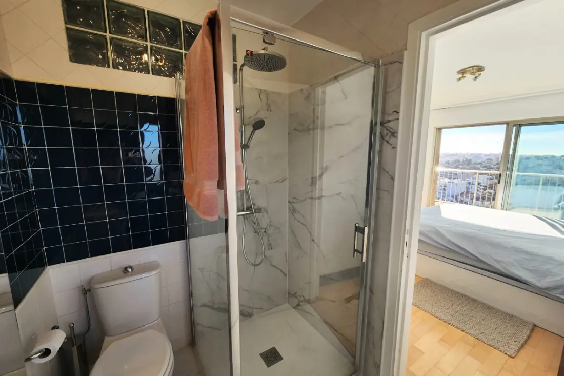 Prachtig. 3p Residence met uitzicht op zee, balkon en zwembad