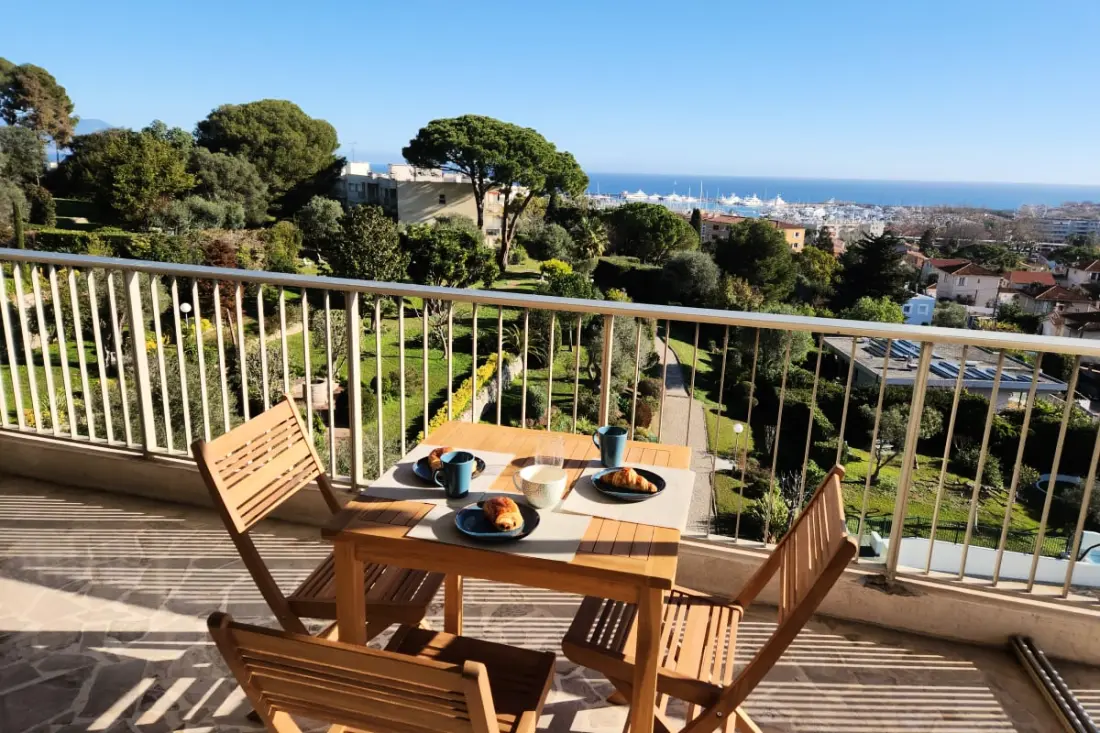 Prachtig. 3p Residence met uitzicht op zee, balkon en zwembad