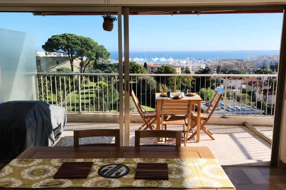 Prachtig. 3p Residence met uitzicht op zee, balkon en zwembad