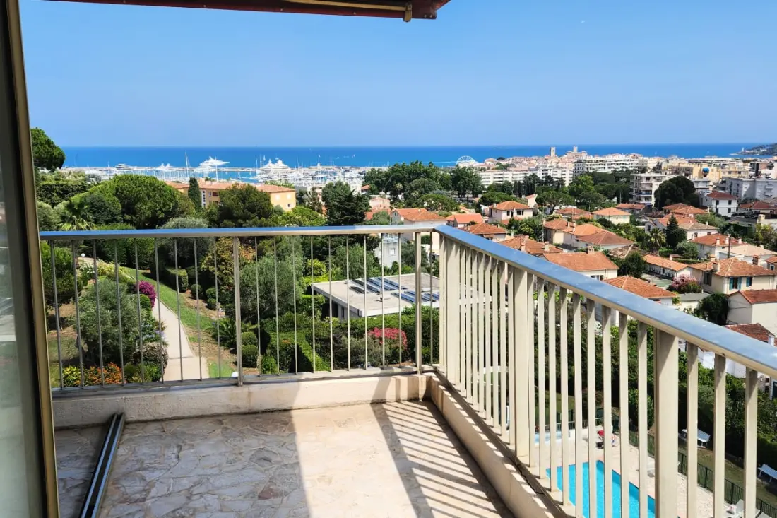 Prachtig. 3p Residence met uitzicht op zee, balkon en zwembad
