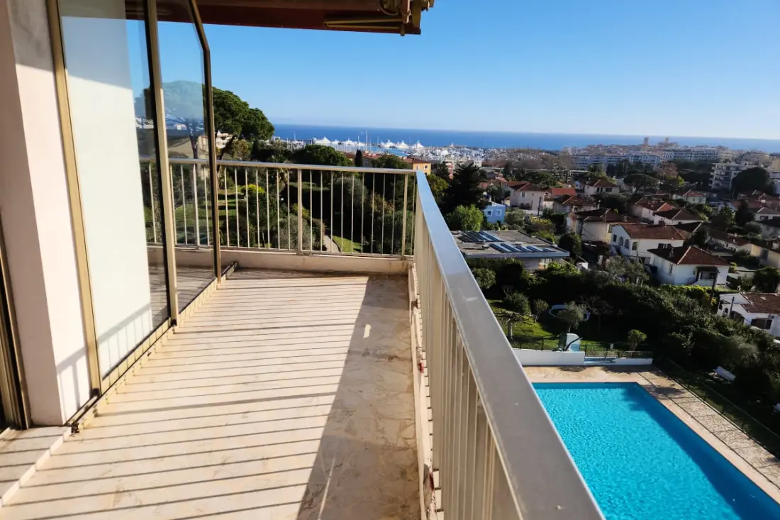 Prachtig. 3p Residence met uitzicht op zee, balkon en zwembad
