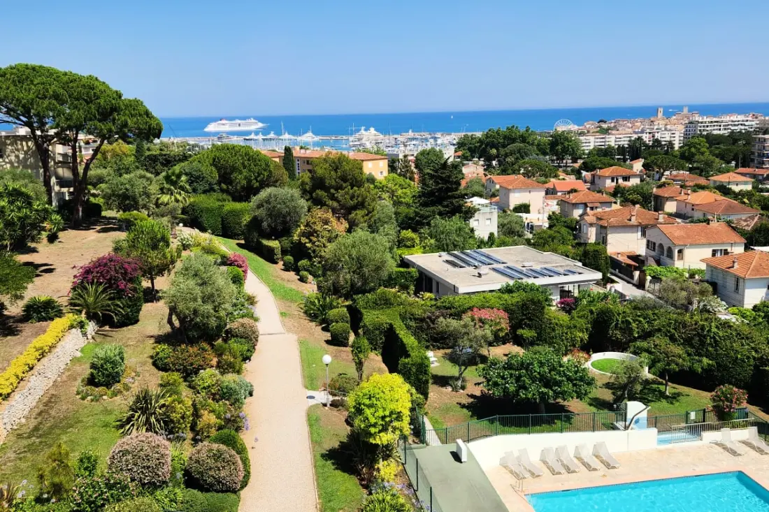 Prachtig. 3p Residence met uitzicht op zee, balkon en zwembad