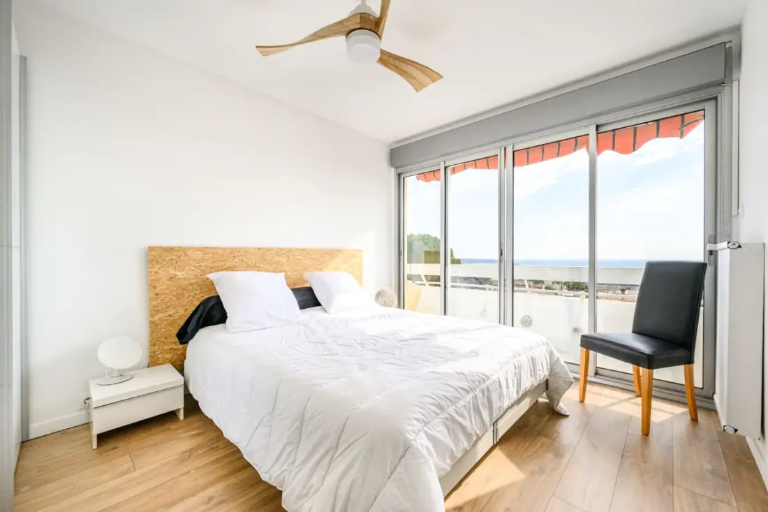 Licht appartement met balkon en uitzicht op zee