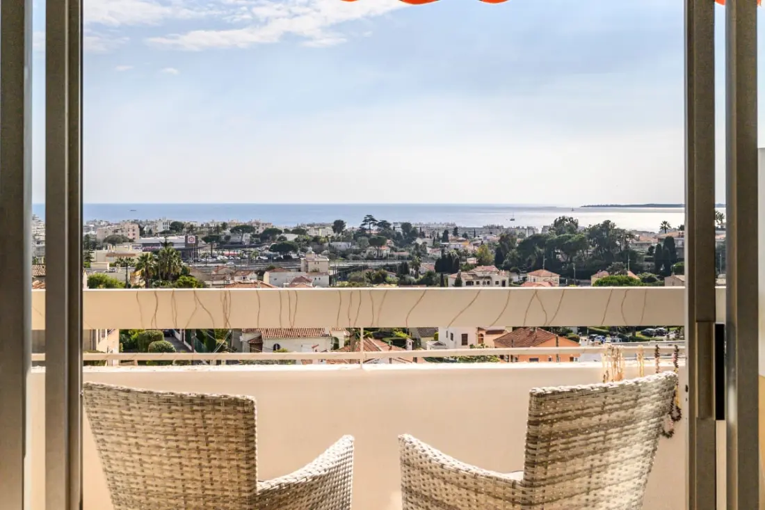Licht appartement met balkon en uitzicht op zee