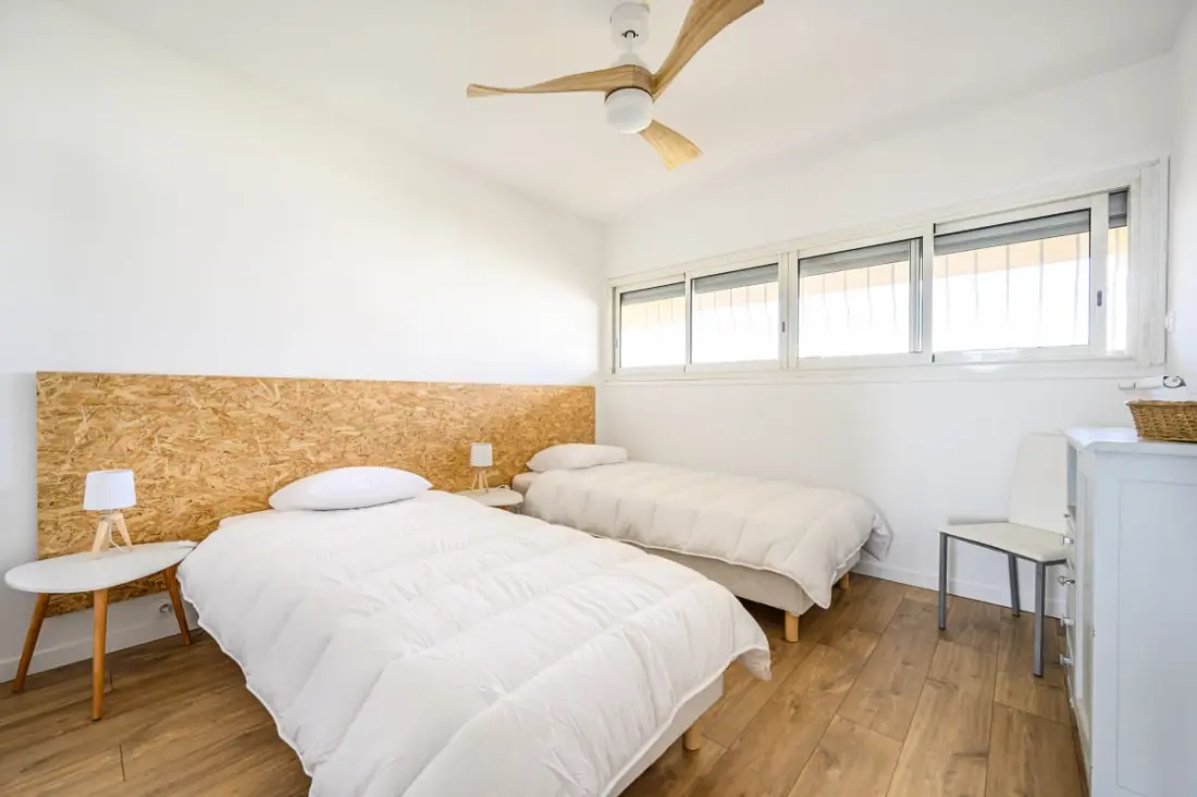 Licht appartement met balkon en uitzicht op zee
