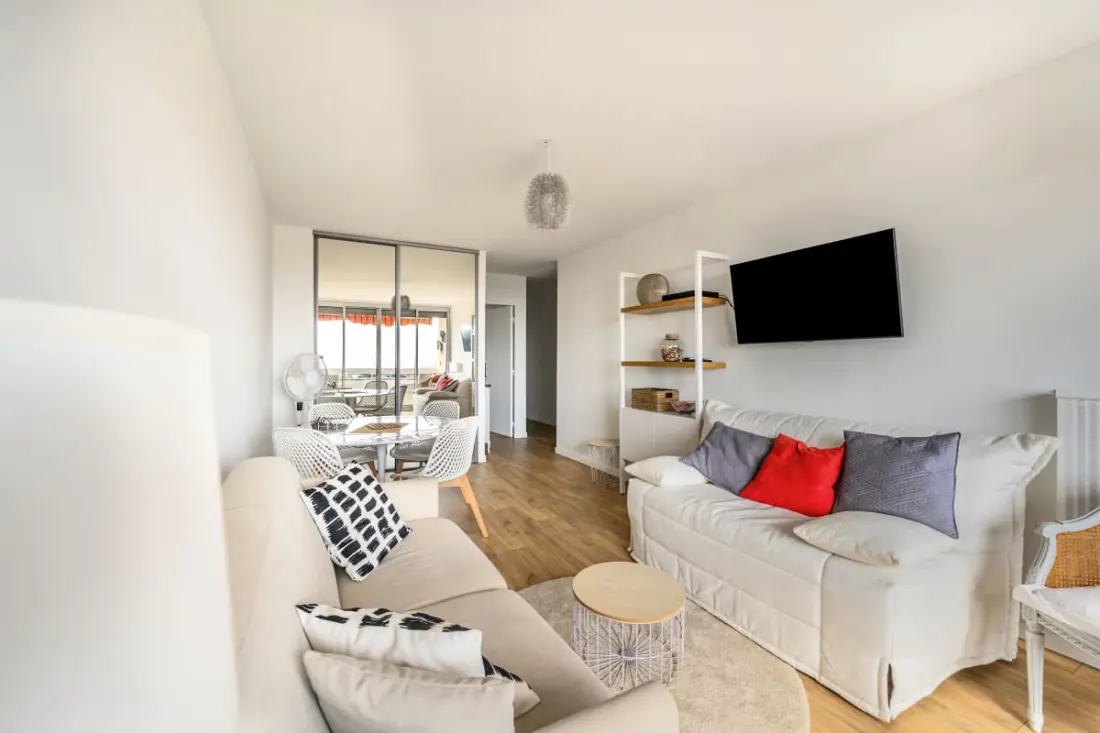 Licht appartement met balkon en uitzicht op zee