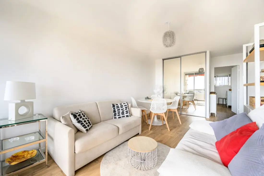 Licht appartement met balkon en uitzicht op zee