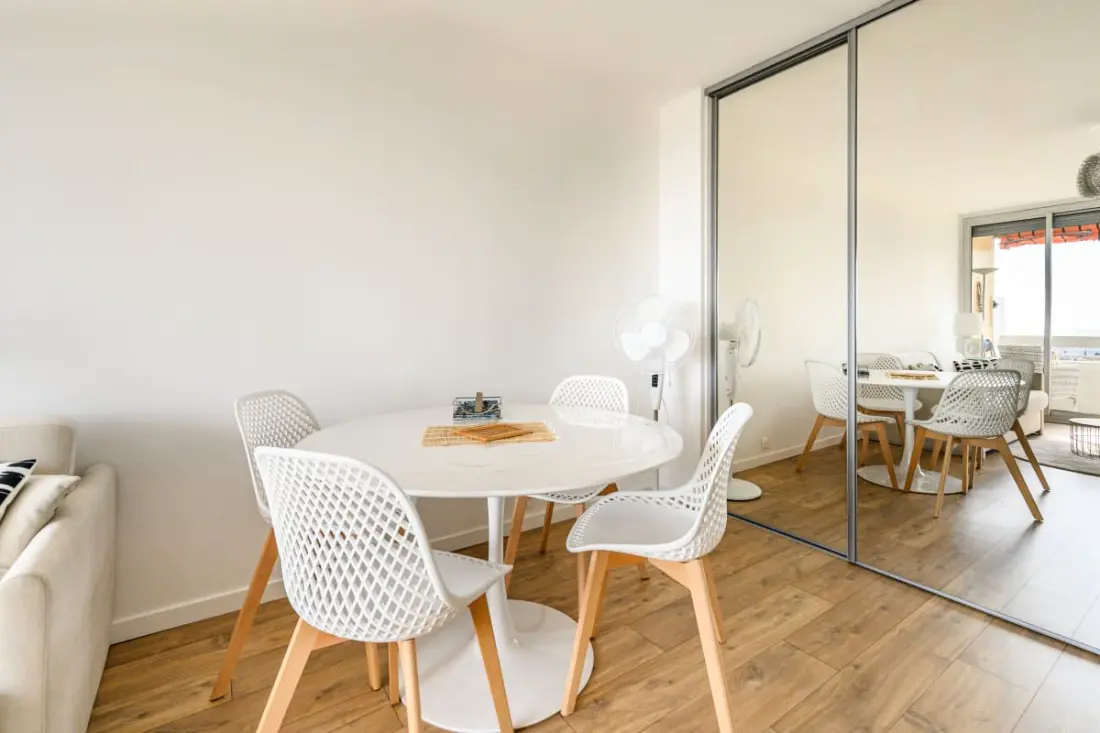 Licht appartement met balkon en uitzicht op zee