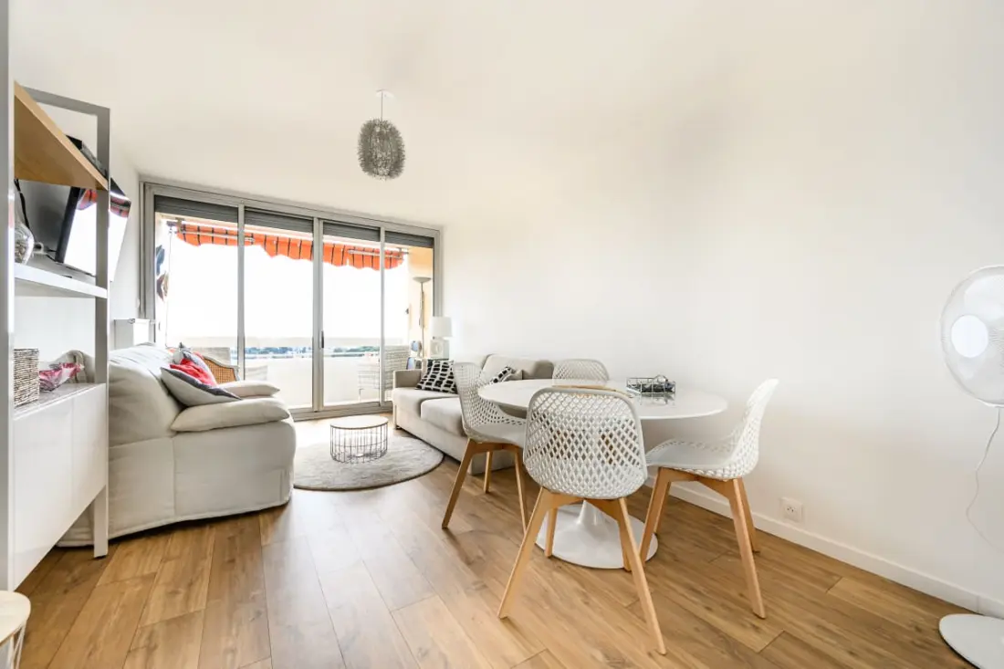 Licht appartement met balkon en uitzicht op zee
