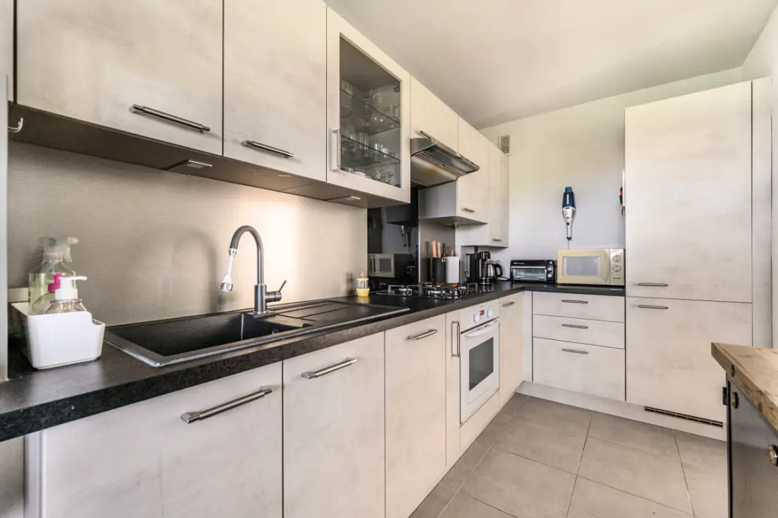 Licht appartement met balkon en uitzicht op zee