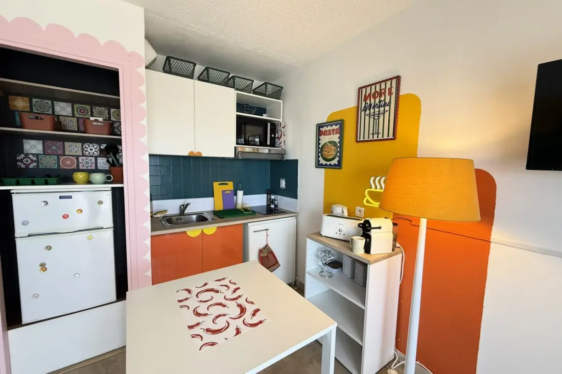 Studio Coloré &amp; Fonctionnel – Proche Gare, Plages &amp; Vieille Ville
