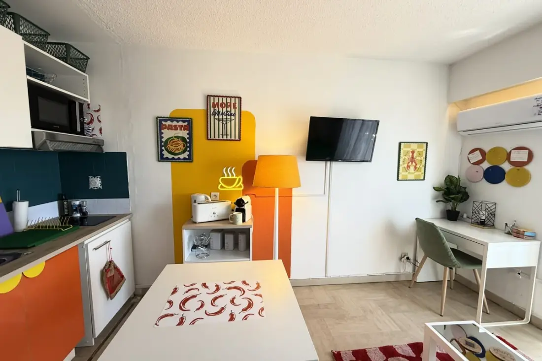 Studio Coloré &amp; Fonctionnel – Proche Gare, Plages &amp; Vieille Ville
