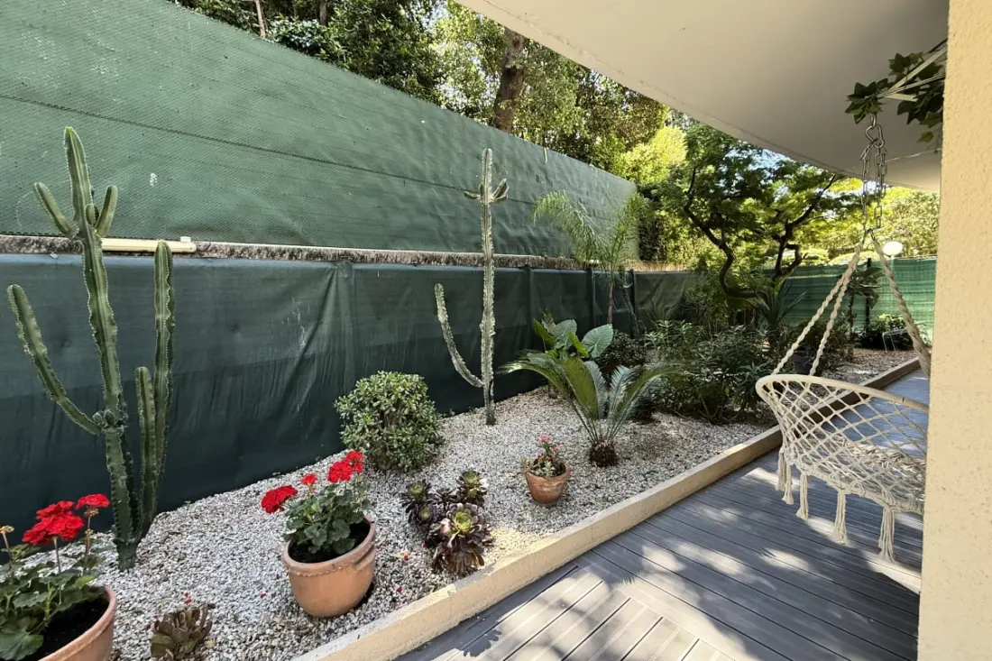 Terrasse &amp; Calme • 8 Min Mer • Garage Privé